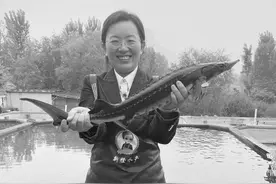 女青年回乡创业 带动村民一起养鲟鱼图片