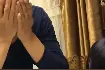 男孩补不完作业大哭爸爸边陪边憋笑 姐姐：本以为只剩数学，结果全都没写完图片