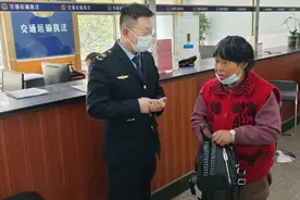 老人乘车丢失手机 交通执法帮忙找回图片