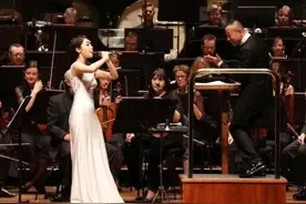 中国首位唢呐博士到国外“砸场子”！唢呐一响，西洋乐器都沉默了图片