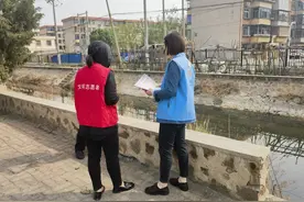 中塘镇：开展河道巡查 守护“河畅岸绿景美”图片