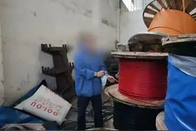 工厂女老板路过切割车间，意外发现员工肮脏交易……图片