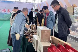 浉河区“五一”假期旅游市场火爆图片