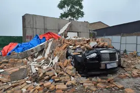 “西安墙体倒塌砸毁劳斯莱斯”现场实探：17辆车仍被埋废墟图片