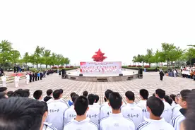 青春洋溢，放飞理想！青岛举行十八岁成人仪式图片