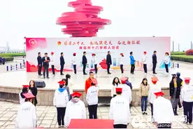 戴成人帽、行“感恩礼”……岛城学子“成人礼”在五四广场举行图片