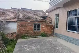 老太夜里偷偷到隔壁“上房揭瓦”，原来是因为这个！图片