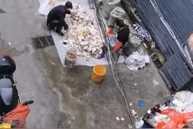 有人当街从垃圾桶拣出牛骨，网友担心重新流入餐馆，市监：会卖给饲料厂图片