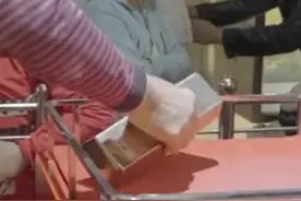 “25公斤金砖，单手抓起就归你！”一地文旅局又放大招，这大爷做到了？图片