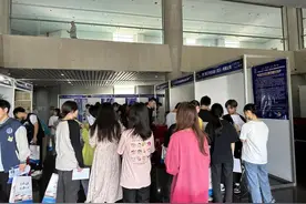 武汉市新洲区“学子聚汉”工程专场招聘会走进武工职院图片