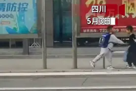 两名小学生在公交站台发生争执用斗舞解决，网友：小朋友的世界可可爱爱奇奇怪怪图片