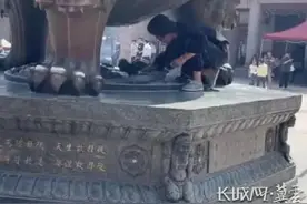 长城调查｜上海静安寺捡祈福硬币事件：男子将硬币放入功德箱图片