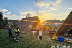 升官屯玫瑰花基地“五一”活动丰富多彩 帐篷下品长街宴 花田间乐研学图片
