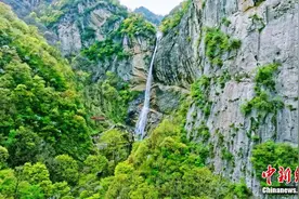 陕西秦岭山间现“彩虹飞瀑” 如梦如幻图片