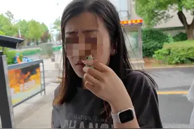 男子甩杆钓到“美人鱼”！网友：得跪一周榴莲……图片