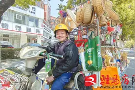 穿行在大街小巷的现代版“货郎担”图片