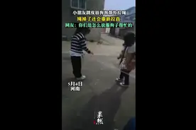 小朋友跳皮筋狗狗帮忙拉绳，绳掉了还会重新拉直图片