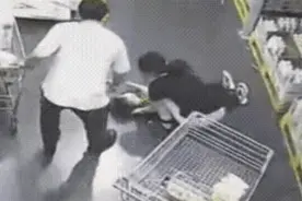 小男孩摔下购物车后脑勺着地当场昏迷，知情人：家长欲向超市索赔图片
