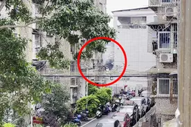 心疼！柳州百岁老人自责哭泣：“是自己害家里着火了”……图片