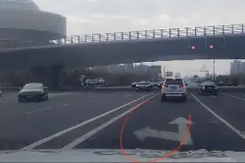 同一车道两处指示标线互相矛盾！鄂尔多斯交管部门：已整改图片