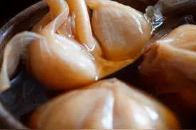 腌糖蒜时，只放醋和糖特错大错！多加“这1步”，酸甜开胃嘎嘣脆，放1年都不坏图片