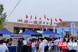“五四青年”彩虹跑拉开帷幕 澧县二中学子共赴一场运动之约图片