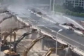 果然视频|青岛雁山立交桥拆除动工，几十台挖机同时工作图片