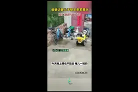 爸爸记录儿子朋友来家里玩，家门前停满了车图片