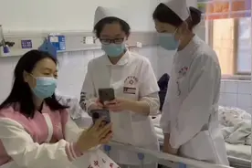 平常都是护士给病人发药，这次，病人给护士送药……图片