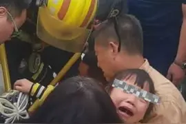 消防救援腿卡电瓶车女童时  身边“陪护团”暖了图片