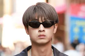 秦霄贤录节目受伤被救护车接走 本人发博报平安图片