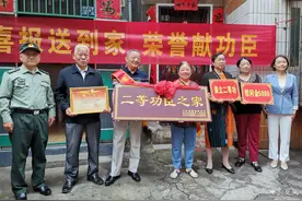 “精彩青春 建功军营”——黄陂区为新时代青年军人“二等功臣”邓聪家庭送喜报图片