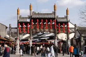 一架“飞个不停”的景区观光直升机，坠落于五一长假图片