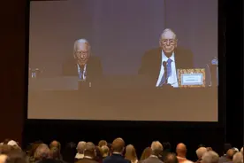 巴菲特股东大会十大金句：美国要和中国搞好关系，现金不是垃圾图片