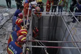 隧道内数吨钢筋结构性垮塌！3人被埋29米深井……图片