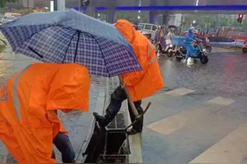 暴雨来临，湖南湘江新区城管执法人雨中守护图片