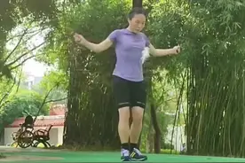 看呆了！女子边跳绳边踢毽子 网友惊呼高手图片
