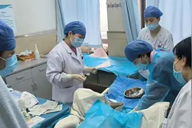 紧急接生！山东大学第二医院：产妇分娩在即，诊室秒变产房图片