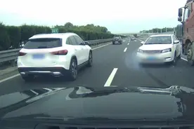 小车突然实线变道，引发4车连环事故视频封面