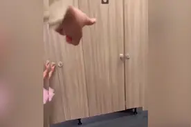 男子在商场女厕趴地偷窥，商场：已报警，将加强管理巡查图片