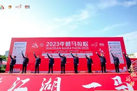2023孝感首次马拉松激情开跑 1.5万余名选手奔跑澴川图片