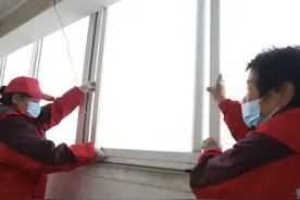 小区里718扇公共纱窗破损后，志愿者来了……图片