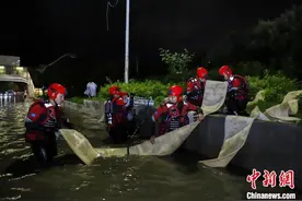 福建福州：强降雨导致多路段积水 森林消防紧急排涝图片
