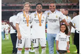 罗德里戈晒与父亲及莫德里奇合影：我和我的父亲们图片