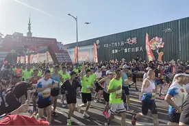 万人跑在春天里！菏泽马拉松鸣枪开跑图片