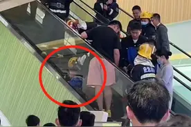 商场惊险一幕！上海一男孩的手被卡自动扶梯边缝图片