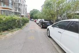 消防通道上竟划车位装地锁！北京丰台久敬佳园停车管理混乱，记者实地探访图片