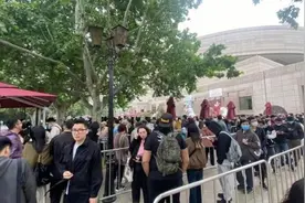 热搜第一！沪上此地火出圈，有人凌晨排长队……图片