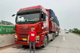 江门新会：男子持C1证竟驾驶重型货车，因准驾车型不符被行拘图片