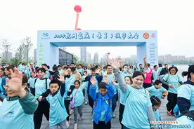 金沙湖边300户家庭用脚步喜迎杭州亚运会的到来图片